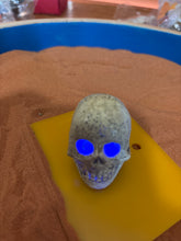 Load image into Gallery viewer, Mini Skull with changing color light
