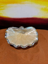 Load image into Gallery viewer, Mini Vintage Clam Shell
